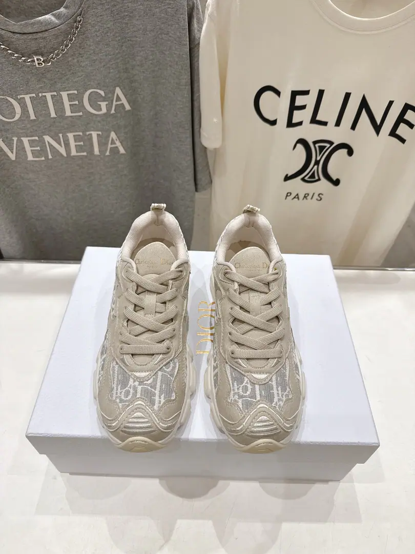 🏧𝐂𝐡𝐫𝐢𝐬𝐭𝐢𝐚𝐧 𝐃𝐢𝐨𝐫Top Version - The classic sports old man's shoes. Purchase originals A lot of stars., The super-loan of the red., Dance shoe mix.LogoThe weaves show the atmosphere's simplicity.. The prototype is a model., The details are welcome. The shoe face is custom-made and soft silk cow skin.✚Inside, it's comfortable in the air network. Note plastic feet, Original Open Model To ColourLogoWeaving✚Original Open3DFilm Group✚Original open model slider combination！ Codes:35-41 [40.41Make a reservation.] The original high-end fine packaging.