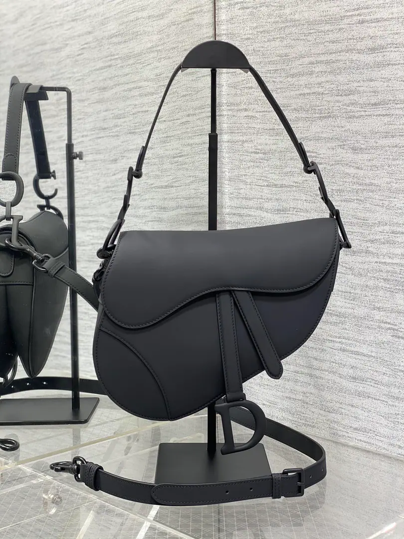 Original factory skin Black sandy-mock.➕【With a shoulder belt.】𝗖𝗗 𝗦𝗮𝗱𝗱𝗹𝗲 Classic saddle bag.🈶️The king of the kings., The position is unshakeable.☝️The whole fashion world is still hot this year.🍀This new sale is now being offered with its own strap.！Focus or Dismantling Reconciling Length, - Oh, shit.！Finally.！No more money to match., And save a few more. How can you not go?！And the heat is pushing up to the top again. Size. 24×6×18cm ⚠️Shoulder belts are longest. cm, Shortest88.5cm Paragraph0446