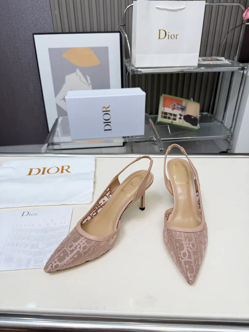 Gum./Python. 🏧𝐃𝐈𝐎𝐑Dio. - A embroidered heels. Embroidery LetterlogoSkins and sandals. The cabinet has a new picture of the flower embroidery.. Original purchase. Specialized materials. The original one-to-one.！ Original Speculated Environmental Pyrome Shoes In top-of-the-sheep skin.+Pure copper hardware button. Size: 34-43 [40.41.42Custom]
