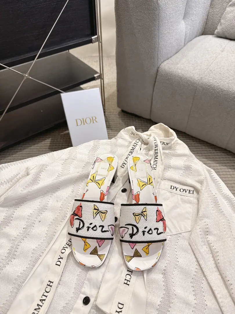 Top version run price High heels Dror2026♪ Spring and summer ♪ CD•Ms. Dio has a long-term embroidered slipper. Christian Dior has always been a gorgeous and elegant noun., In fashion, the top of the world.👍 Especially worth mentioning.: A salivation.✨Pattern, Re-presentChrstian DiorOne of the precious symbols.✅ Original version*Full package More than 100 colors. ◽️Shoe.: Top-of-the-line embroidery cotton cloth. ◽️Uchi.: Import of sheep skin ◽️Otsumi!: The original is really leather. ◽️Codes: 35-41 (41Do it.) ⚠️⚠️⚠️Because of the color., Individual colours to be ordered, No, no, no, no, no.