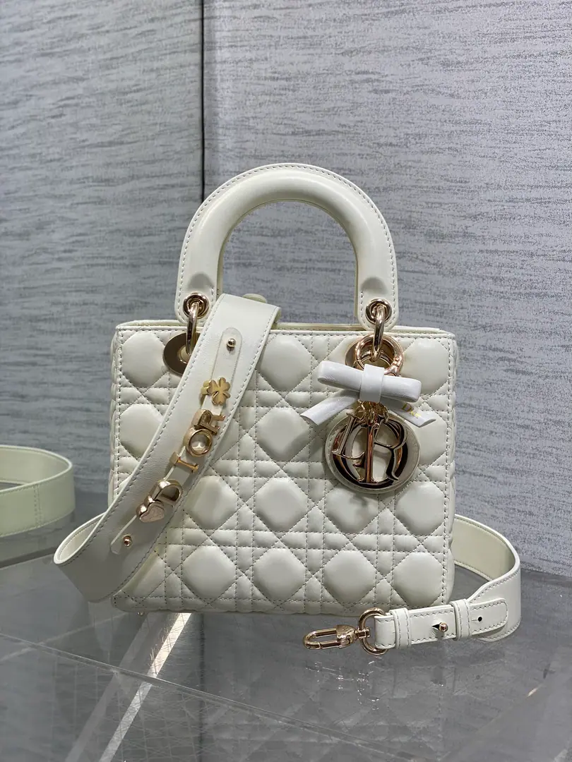 LadyThe latest four-time bow.🎀- Daphne bag., It's carefully crafted with a little sheep skin., A necessary bag for a man.😍. ♪ Fascinating graceful and enchanting💃🏻, It's a woman's taste to be a little stomping., Classic fashion style.. insAnd a lot of fashion.iconA bag with a man., Don't miss it.❤️ size: 20*17*8cm 6604 0009