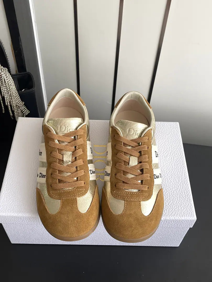 🏧𝐃𝐈𝐎𝐑The Dior's new paragraph is wearing fashion and sports shoes. The original purchase development is carefully prepared！The shoes are in double-coloured cow leather. I'm not sure. Dior Emblem belt In the present, we salute the classics. J‘Adior Design I'm gonna put a graphic style and a high profile on my shoe. I'm so proud of you.. The flour imports the sheep's skin.+High-swipe revelry. The inside sheep.+Technical fabric The original exclusive is the bottom of the story. Codes: 35-42（40.41.42Do it.）