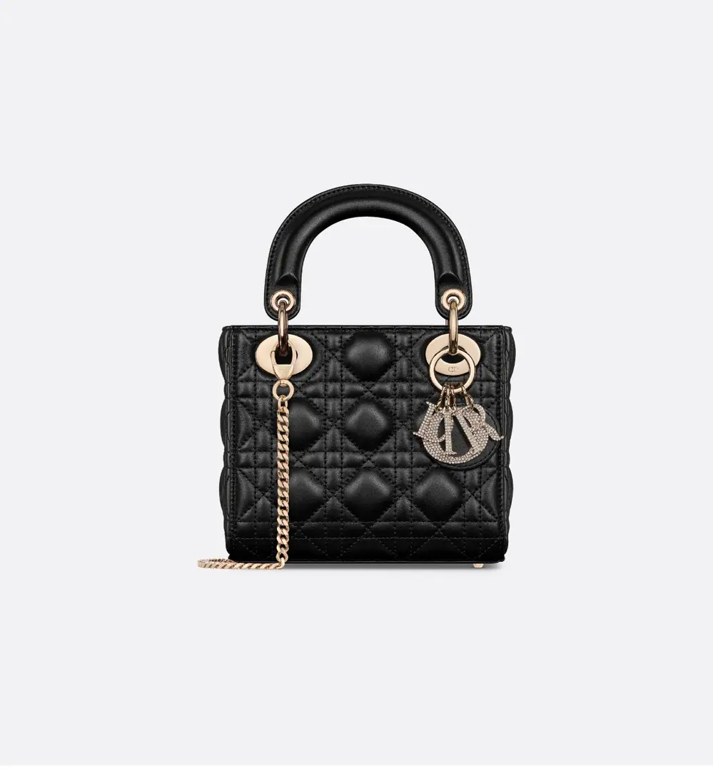 Black sheep-skin diamond is attached to the new lady-bag with a bow. 【Official number: 0827】 This one. Lady Dior The bag came from... Dior Twenty-two, six, seven., - Jonathan.・Anderson. (Jonathan Anderson) The artistic idea of reinterpreting. D.I.O.R. The hanger is set with a piece of detachable. Leather bows up the style.. Mini-style., Combining with a detachable chain, But with your hand, you can be a great, great, great, great, great, great, great, great, great, great, great, great, great, great, great., Or slash-up fashion.. Subject: Lamb leather. Refried.: Lamb leather. Light gold-faced metal on the front D.I.O.R. The hanger. The leather butterfly is cut off to heat the gold. Dior Mark It can be removed from a light gold-faced metal chain. Internal zippers. It contains dustproof bags. Dimensions: 17 × 15 × 7 centimetres（Long × High × Kuan）