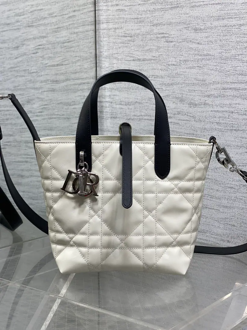 ToujoursA solid series of silver buttons with black and white combo numbers, The most beautiful pandas are in the coloring., Jane is a good girl., A special basket., It's a little too beautiful., Capat value bag, Take a good look at it., Super-dig., Combining classic letters with accessories, Morden's fashion is perfect., The body is very soft., The calf's skin is full of high quality., Not a single-leg button., - With a long shoulder., Full functional score, And the capacity is very high.nice, The daily travels can be put down. size:16*12*18cm 0010