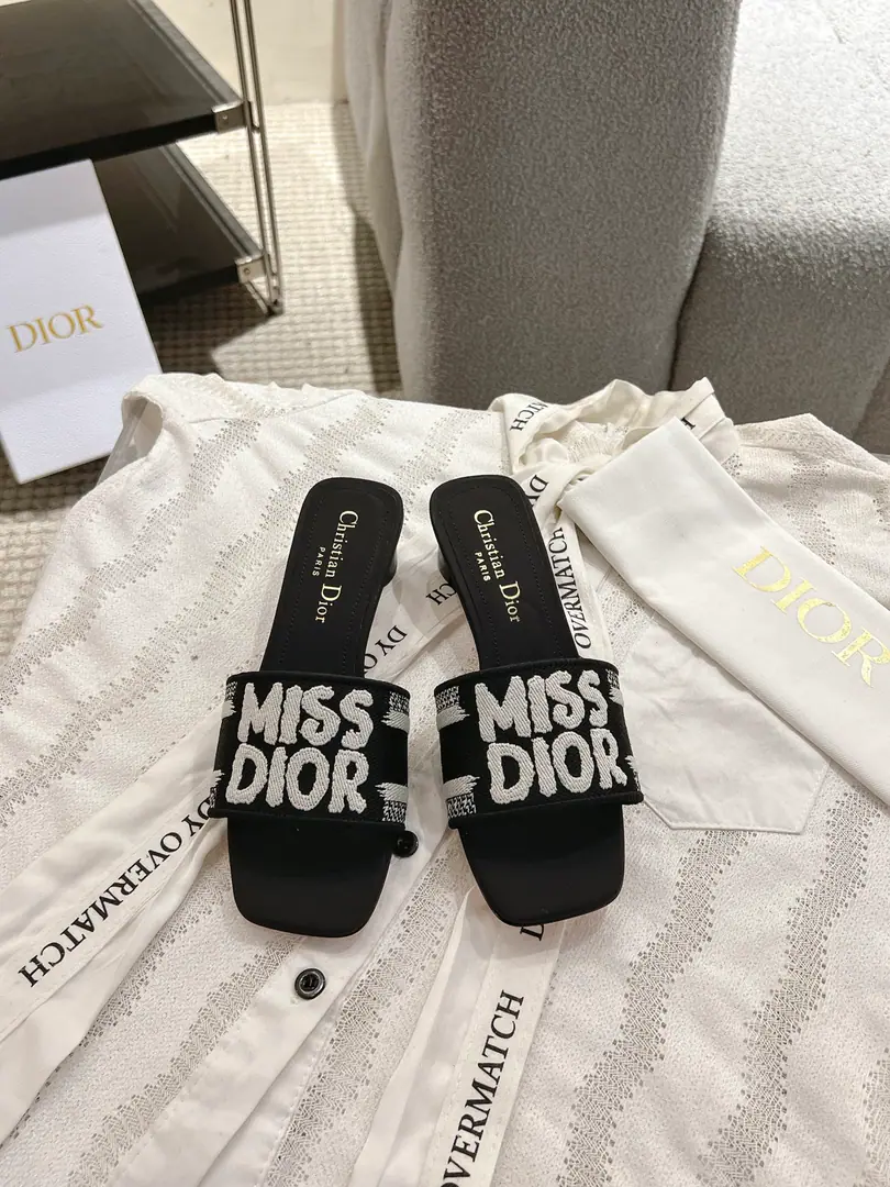 Circle D*or2026♪ Spring and summer ♪ CD•Ms. Dio has a long-term embroidered slipper. Christian Dior has always been a gorgeous and elegant noun., In fashion, the top of the world.👍 Especially worth mentioning.: A salivation.✨Pattern, Re-presentChrstian DiorOne of the precious symbols.✅ Original version*Full package More than 100 colors. ◽️Shoe.: Top-of-the-line embroidery cotton cloth. ◽️Uchi.: Import of sheep skin ◽️Otsumi!: The original is really leather. ◽️Codes: 35-41 (41Do it.) ⚠️⚠️⚠️Because of the color., Individual colours to be ordered, No, no, no, no, no.
