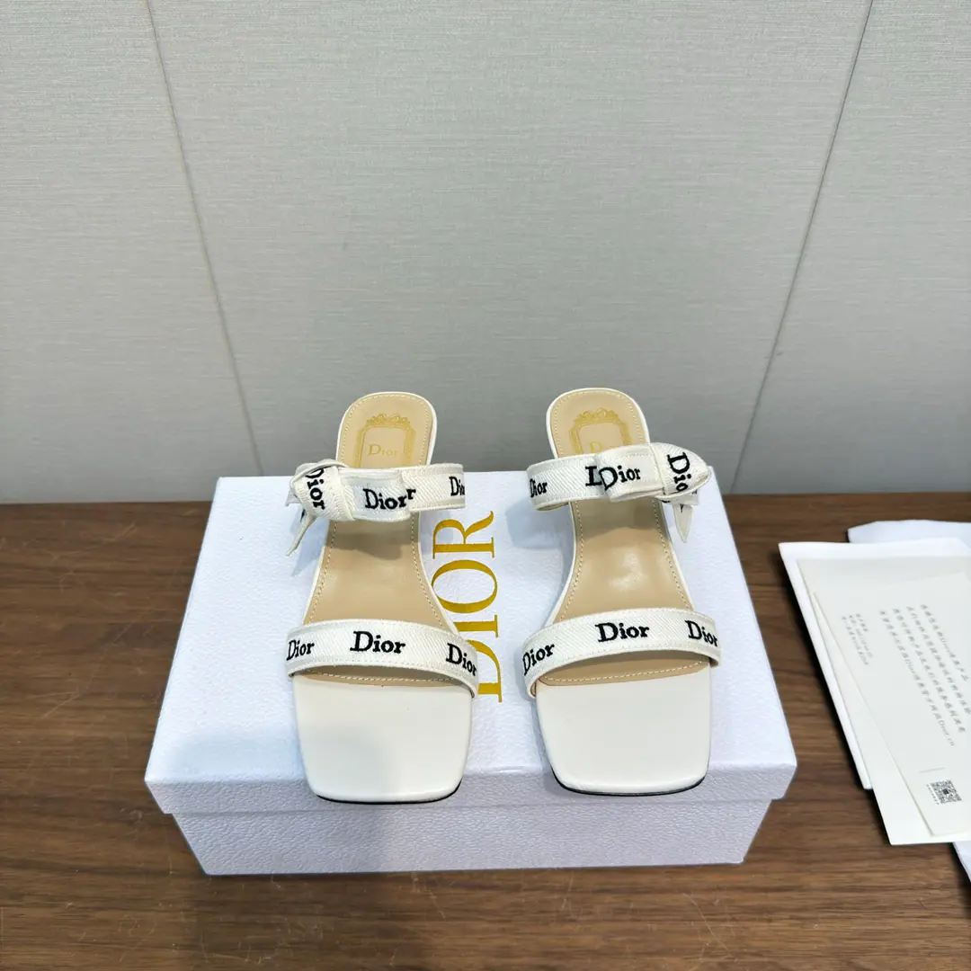 DIOr 26ss New bow.🎀 Cats and money. The sandals with feet. High Version DiorThe wind butterfly is tied to sandals. The back of the air with sandals.｜Elegance never fades., Classic ballet shoes.+Signal Letter Butterfly Collar, French Ecliptic Laman, Soft-Back Round Head Design, The upper foot is comfortable., It's been a long time., 2& Colour all styles: The fog is blue and the warm atmosphere., The classic Black Book is right., Telecommuting, Date, Out of the street., Telecommuting, One pair to get everything done., The color value and comfort are online, The eternal classics in the shoe cabinet.. I've been wearing it long enough to be tired., It's the whole shoe cabinet.！♪ Gentle ♪/Sweet, cool girls can handle it., Close your eyes and don't step on the thunder.. Shoe.: Bullskins. Uchi.: Lamb skin. Otsumi!: Italy is a big-ass country. size: 35-41Code（40, 41Code custom is not to be changed）