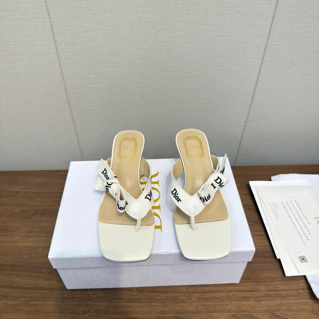 DIOr 26ss New bow.🎀 Cats and money. The sandals with feet. High Version DiorThe wind butterfly is tied to sandals. The back of the air with sandals.｜Elegance never fades., Classic ballet shoes.+Signal Letter Butterfly Collar, French Ecliptic Laman, Soft-Back Round Head Design, The upper foot is comfortable., It's been a long time., 2& Colour all styles: The fog is blue and the warm atmosphere., The classic Black Book is right., Telecommuting, Date, Out of the street., Telecommuting, One pair to get everything done., The color value and comfort are online, The eternal classics in the shoe cabinet.. I've been wearing it long enough to be tired., It's the whole shoe cabinet.！♪ Gentle ♪/Sweet, cool girls can handle it., Close your eyes and don't step on the thunder.. Shoe.: Bullskins. Uchi.: Lamb skin. Otsumi!: Italy is a big-ass country. size: 35-41Code（40, 41Code custom is not to be changed）