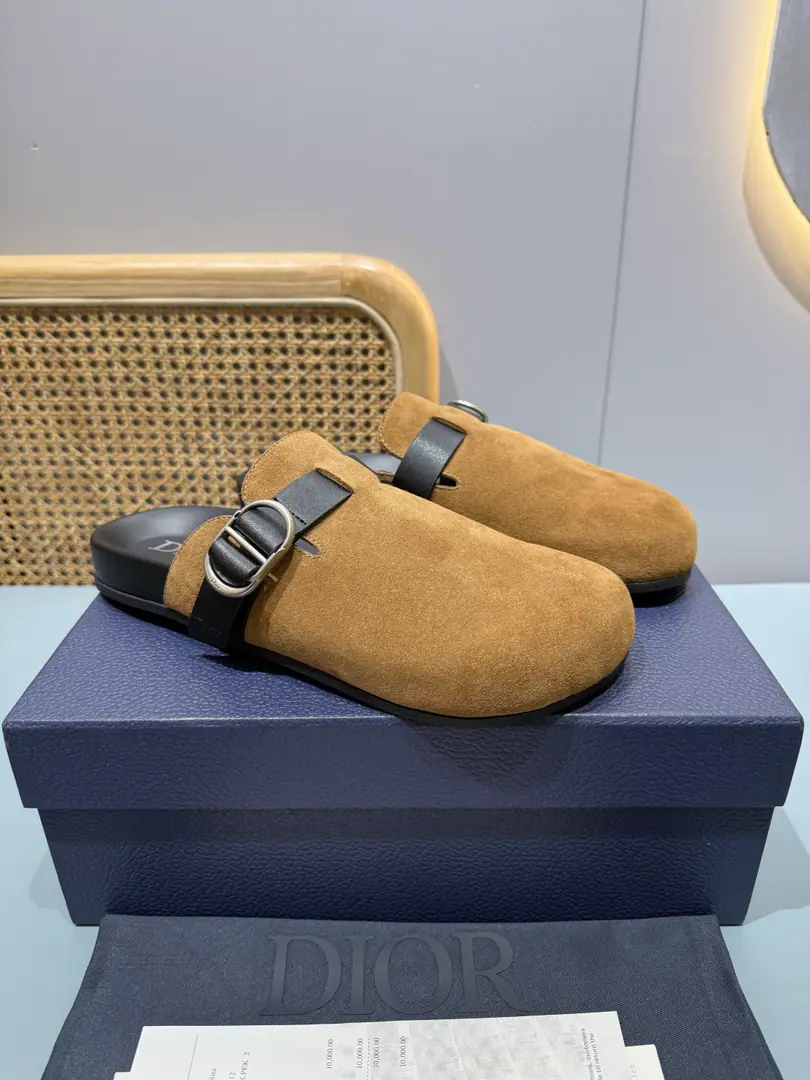 Men👨🏻Plant price, New paragraph 🆕Dior Aqua A man's slippers are elegant and leisurely.. - I'll take a D.～Ash CD Diamond Reconstruct the canvas., Inspired by the... Dio～Archives. Match“D”Signs and commo-tone bottoms, It's easy to match shorts or jeans., Make a fine shape.. Codes: 39-46 (46I'll make sure I don't change it.)