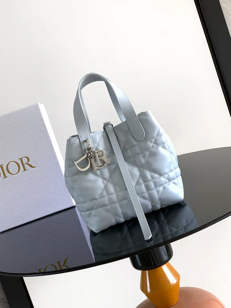 This one. Dior Toujours Tile handbag fashionable, Don't make a single.. It's carefully crafted with cattle leather., I'm gonna use the super-trub line., A wide internal partition would accommodate a variety of daily supplies.. It's got a thin leather belt., I can safely collect all kinds of items., There's another one. CD Lock Letter D knob button, Reconciled on both sides, Raise the tone. Small sizes, Top leather handles with disassembly leather shoulder belts., But the handy., Shoulder or slash. Subject: Cow leather. Refried.: Cow leather. Double-share design: ♪ The thin band and the Christian Dior Paris Tie the pair. CD Lock - Pull! D.I.O.R. The hanger. Internal plug-in bags to place cards Top leather handle. Detachable leather straps. Dimensions: 18.5 x 18.5 x 12 centimetres Numbering:FJA-M2835 0010