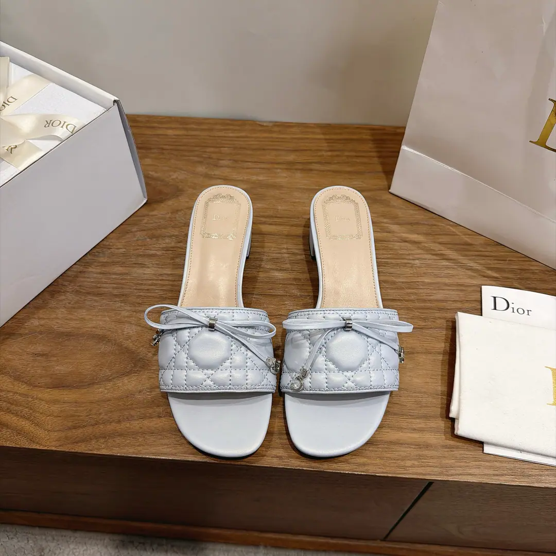 Aircraft box Plant prices:Bold Dio. Dior 2026The early spring new money. CannageThe vine-twilighted electric embroidery and the word-trapped butterfly swags. CDLetterlogoThe hardware is rounded up and the sandals are empty. Market Top Version Material:I'm a mixed-skinned goat.+In the skin of the sheep.+Italy is a big-ass country. He's tall.:4.5CM size: 34-43(34.40.41.42.43You're gonna have to do it or not.）