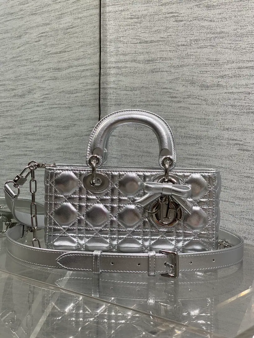Silver buttons are on the spot.‼️ D-joyThe latest bow of the small-size series.🎀- It's a hardware., The new size is smaller., More delicate., The rhythm of the big bang.🔥, Two shoulder belts with the bag., Multiple backsliding.🙋🏻‍♀️, The top is beautiful., The classic diamond design.🥅, It's a nice, fashionable pair of soft sheep skins.🌿 size: 22*6*12cm 9240 0009