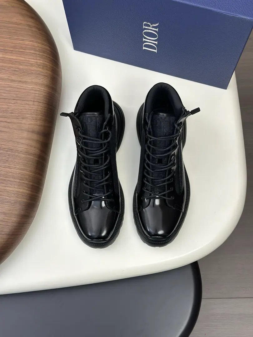 Dior Dio. The latest male band with high-end boots. This and the naked boots are a modern look., Skins of sanded cattle, The skin of the cow is on the soles of the ploughed rubber shoes., Heel cutters and side-sides usedlogoMark Decoration, This special boots match the different shapes., Add a fashion mound. Bullskins., Print cloth＋In the cow's skin.＋The original factory is under control. Size:39-44（38.45Do it.）