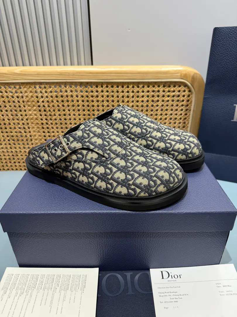Men👨🏻Plant price, New paragraph 🆕Dior Aqua A man's slippers are elegant and leisurely.. - I'll take a D.～Ash CD Diamond Reconstruct the canvas., Inspired by the... Dio～Archives. Match“D”Signs and commo-tone bottoms, It's easy to match shorts or jeans., Make a fine shape.. Codes: 39-46 (46I'll make sure I don't change it.)