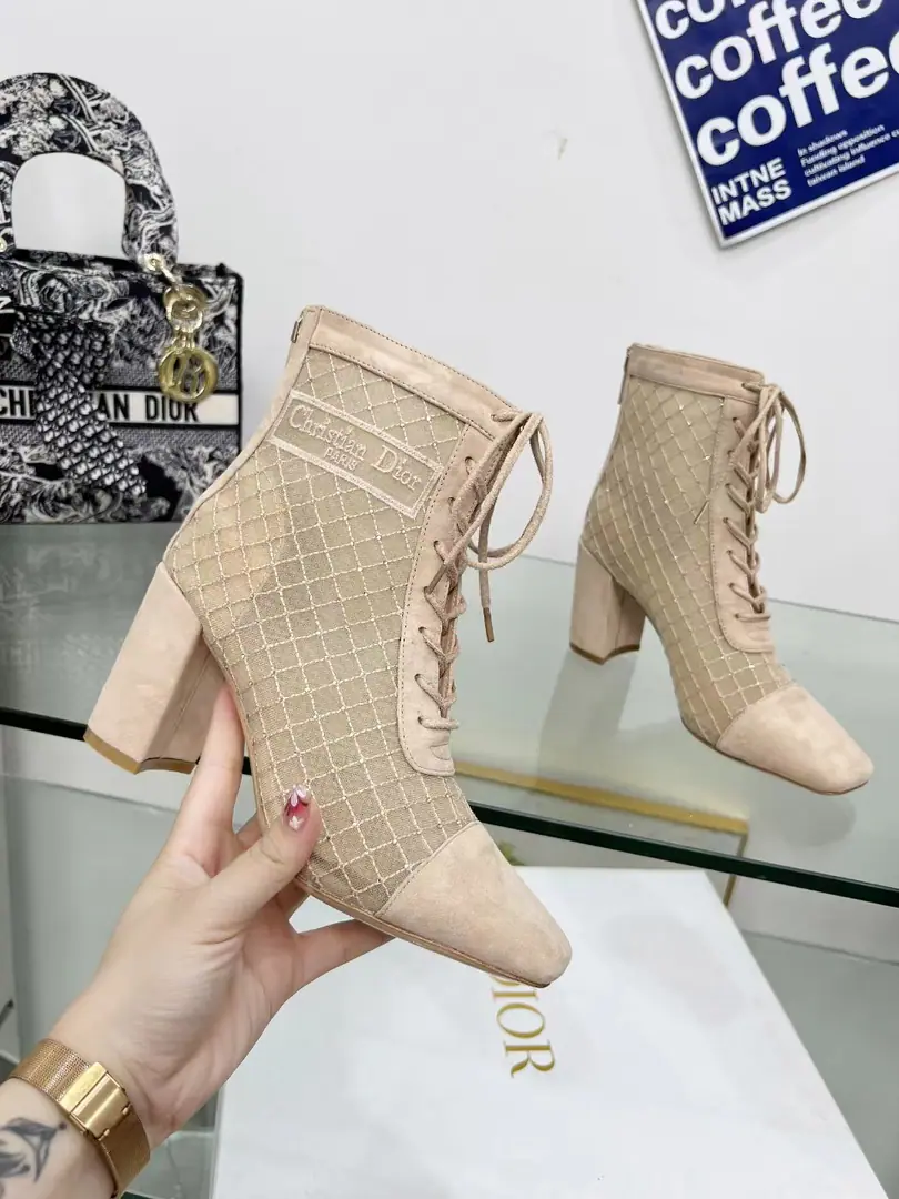 Plant price: 💎Boots. J'ADIOR A embroidery flower. - The tweeds. - The tweezers. A stripe-cube drill embroidered letterlogoHigh-silence butterfly with colored girls' shoes. Top market high-end version. Material: High temperature water soluble electro-magnetized technology fabric+In the sheep's skin.+Italy is a big-ass country. He's tall.: 8cm Codes: Standard code number34-43（34.40.41.42.43Make a reservation.）