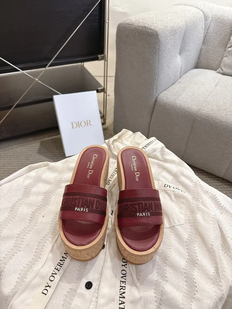Get out of the factory. Dio. Dior 2026 Spring and summer. Dway Jell-O-Spin-Shoes. CDLetterlogoA sculptor of a thick, round-headed toe-sniffer slippers. Material:I'll import a cow's skin on my shoe.+In the foot of the watered sheep.+Original unmixed Soft GroupTpuOtsumi! Bottom: 10CM size: 35-41（40.41.You're gonna have to do it or not.）