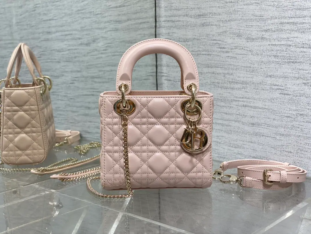 Three-legged powdered powder.‼️ Classic Lady - Daphne bag., Signal Alphabet Remix, The classic Drinkle., It's a great hand-sweet sheep., Three-packs of the man.😍. ♪ Fascinating graceful and enchanting💃🏻, It's a woman's taste to be a little stomping., Classic fashion style.. insAnd a lot of fashion.iconA bag with a man., Don't miss it.❤️ size: 17*7*15cm 6603 0001