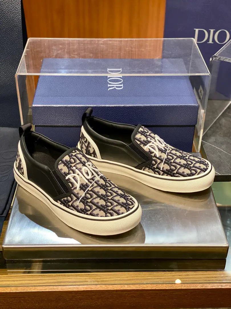 Dior Saltwind Sports shoes ♞. 39~45 Cotton flour multicolour Doves & Roses A pattern embroidery SaltwindThe series is a shoe line for Dior's daily leisure., Luxury locomotives., The master's low profile, old man., No, it's not.B23The high-end shoes are so high., It's better for a low profile.. The whole shoe is based on the classic skateboard canvas., Shoes are round., Long shoe work., No sense of stupidity., It's different from the big old man's shoes., It's a light-flag, daily flat-bed shoe.