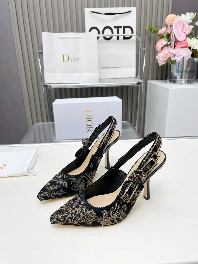 Gum./Python. 🏧𝐃𝐈𝐎𝐑Dio. - A embroidered heels. Embroidery LetterlogoSkins and sandals. The cabinet has a new picture of the flower embroidery.. Original purchase. Specialized materials. The original one-to-one.！ Original Speculated Environmental Pyrome Shoes In top-of-the-sheep skin.+Pure copper hardware button. Size: 34-43 [40.41.42Custom]