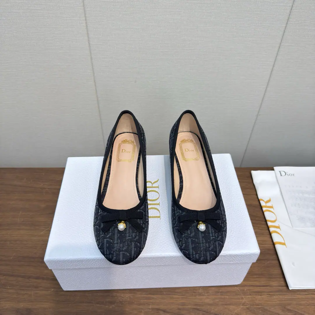 DIOr 26ss New paragraph Butterfly knots.🎀 Heel-shoes. Mary Jane's shoes. Ballet shoes. High Version DiorThe butterfly is wearing ballet shoes.｜Elegance never fades., Classic ballet shoes.+Signal Letter Butterfly Collar, French Ecliptic Laman, Soft-Back Round Head Design, The upper foot is comfortable., It's been a long time., 2& Colour all styles: The fog is blue and the warm atmosphere., The classic Black Book is right., Telecommuting, Date, Out of the street., Telecommuting, One pair to get everything done., The color value and comfort are online, The eternal classics in the shoe cabinet.. I've been wearing it long enough to be tired., It's the whole shoe cabinet.！♪ Gentle ♪/Sweet, cool girls can handle it., Close your eyes and don't step on the thunder.. Shoe.: Feature original material➕Lamb skin. Uchi.: Lamb skin. Otsumi!: Italy is a big-ass country. size: 35-41Code（40, 41Code custom is not to be changed）