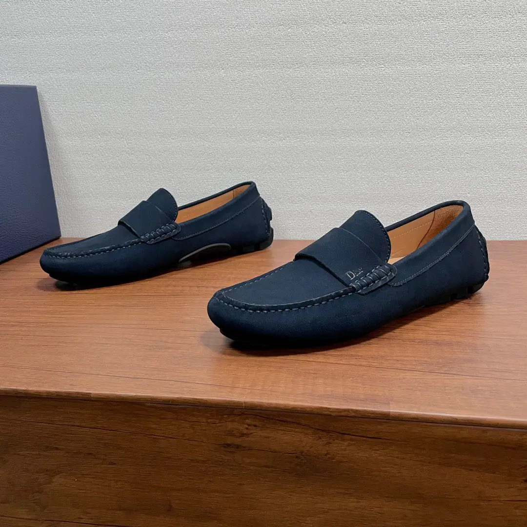 DIOR/Dio. Dior A man's new shoes, a man's shoes. This is a leisurely dress-up shoe.. Using a luxurious, soft, smooth little cow leather., High-wild grinding of sands and stubbles of sands and cattle stubblings are carefully crafted, Simultaneous crossband design, External side“DIOR”The pressure marks are up the tone., And rubbers to shoot the soles out of the shoe., The back with the rubber.“CD”The pattern is more sophisticated., It can add grace to the various forms of leisure.. The whole cow's skin is in the ground., Makes a comfortable dress experience.. A free pass., ♪ Make a fashionable and leisure-like look ♪. Full package！ Size: 39-40-41-42-43-44（38/45- It's a deal.）