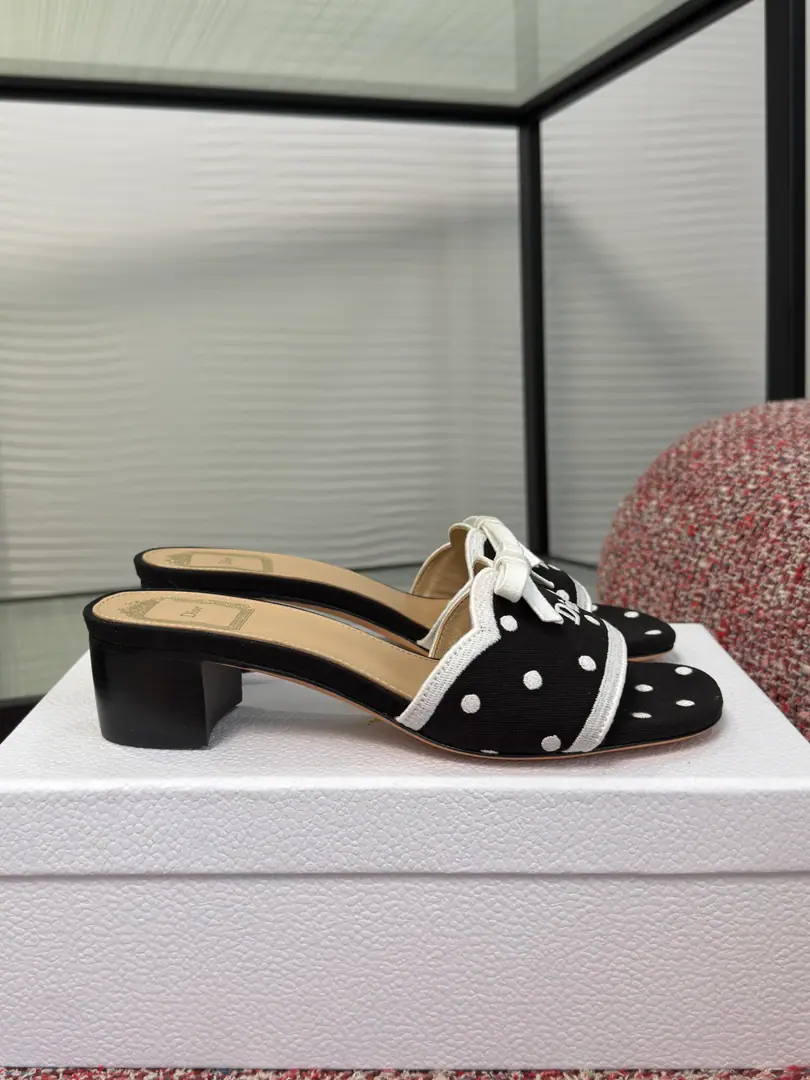 Top Version DIOR Dio. 2026 Summer brand new. DwaySeries Spot Butterfly knots. Embroidery High heels Cool. Shoes. DiorIt's a double-marked thing.DwayHigh heels sandals with black and white.PolkaDiorPattern, ♪ Stylish and delicate ♪MaisonThe eternal gift of honor.. The middle of the shoe is a fine black-faced bow., And embroidery.“Dior”Branding, With grace and beauty.. Heel wide.3.5centimetres, It's perfect for modernity., And can also be with otherPolkaDiorThe combination of works. Fabulous.: Original custom fabric Uchi./Foot.: Import of sheep skin Otsumi!: Italian imports are so thick. He's tall.: 3.5cm Size: 35-42（40 41 42I'll make sure I don't change it.）