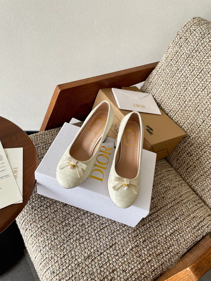 Dior | Dio. 26Spring and summer embroidery.logoWeasels of butterflies tied to the bottom of the round Mary Jane's shoes.！ 🧡💚2026Spring and summer brand new. Top Version⚠️ The owner of the counter is making a new offer. CDButterfly with Mary Jane's ballet shoes. New hardware.🆕 Requisition level！It's a great sense of excellence.！A huge amount of money from domestic and international bloggers., Old and fashionable. 💎The upper toe blew up.！The boss's push.★ Shoe.:Use of mixed-import sheep skin Inside, put your feet on the inside.:Importing crystal sheep skin Otsumi!:Italian imports are so colory. Codes:35-41（40 41 I'll make sure I don't change it.）