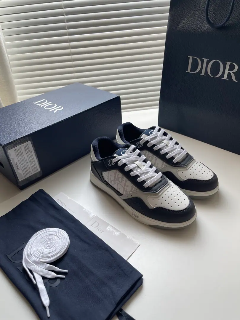 , Dio.Dio*#New paragraph🆕 B27 Low gang sneakers.✔️ This one is...Di～rA brand-new classic.. It's carefully crafted with a pear leather., & Same-styleDi～r Gravity Print Effect Leather Collapse. The leather material is made of vinyl to press flowers.Oblique Print Effect Pattern, It's beautiful., ChanD～or The most wonderful process of the workshop.. CDIcon The shoes are so beautiful and so delicate., Same rubber soles., The tongues and the heels of the shoes are all red-coated with classic details., More sophisticated.. Low-end design, It's a lot of fashion., It's a good thing to wear different costumes.. Codes: 39-45