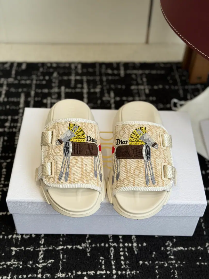 Batch Dior Dio. 26 new arrival Thick Shoes. D- Home-- - Tight slippers., Jane's atmosphere., Shoe-face custom-made old flower noodles.-The match is gold."ChristianDior"Mark, It's full of brands. The thickest design is higher and more comfortable., It's for long.. Shoe bottom smoothing., Every day, out and on vacation.OK!You can fly a dress and a casual pair of pants., Spring and summer seasons, we'll have to have a single., Fashion and practical., It's easy to get a better sense of compatibility. Size: 35-41（40 41I'll make sure I don't change it.)