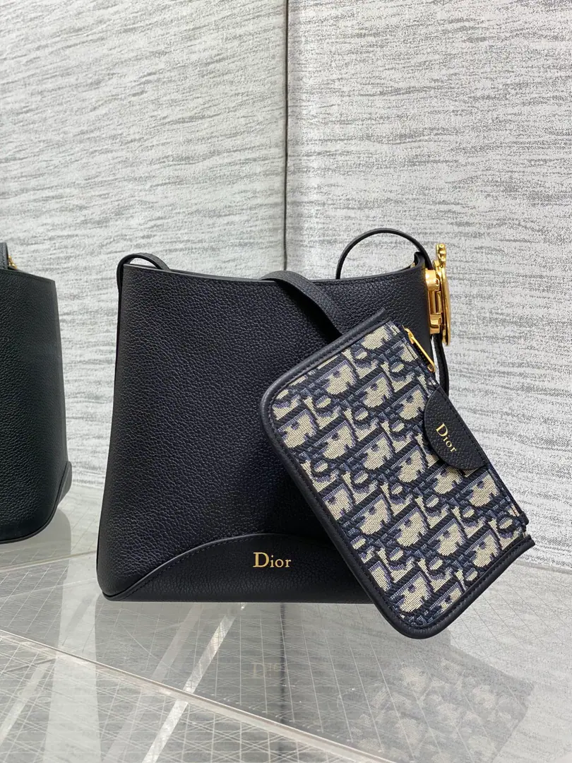Black spot.‼️ Dior MedaillonThe little buckets are all new. Softly peared cow leather., It's super-certific. A simple, air-blank shape., A full sense of excellence. The shoulder belt is tied to the classic mirror, the hardware button., Elegance and Morden. The capacity is too large to accommodate all kinds of daily travel. The design of the adjustable shoulder belts creates multiple back-to-back shapes. It's a good thing to travel, whether it's commuting or leisure. 5842 size:19.5x18.5x11.5cm 0008