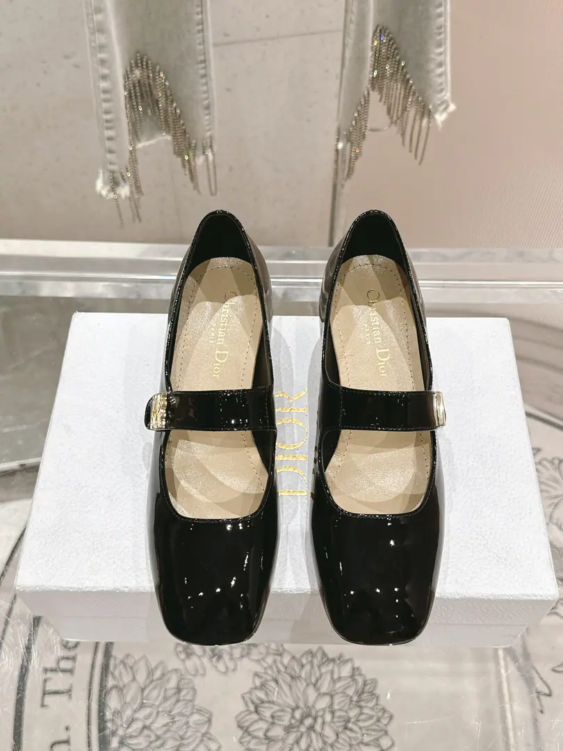 🏧𝐌𝐢𝐬𝐬 𝐃𝐢𝐨𝐫/The Diao classic Paris show. I'm a new cabinet. Metal button single shoe series This one.MissThe one-shoe series is a Paris show., Elegance fashion.. It's carefully crafted using paint leather., Shortcut, Shoe-faced metal with gold-faced beadslogoRaise the tone, Elegance atmosphere！Fashioned round-shoes and cylindrical heels are mutually reinforcing., It adds a high quality to the various shapes.. The shoes are painted with imported soft calves. The insides are all sheep's skin. Italian imports are so thick. He's tall.: 4cm/8cm Codes: 35-41 [40.41.42Custom]