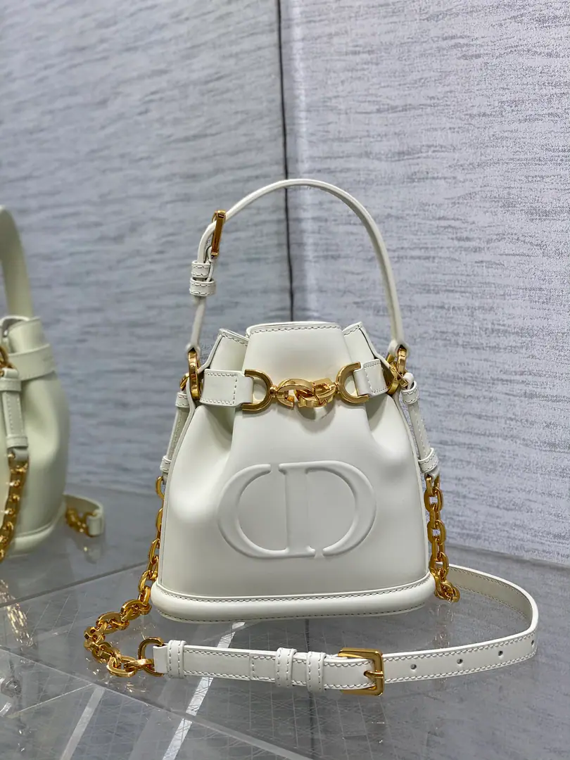 Small spot.‼️ The newest brick cabinet.C'est Series, Elegance and classic., A unique bucket bag., LetterLock Open, Use the spin button letter D, I can collect all kinds of daily supplies., A top handle and a modifiable belt., Detachable straps, It's both fashion and fashion. size: 17*7*18cm 9279 0020