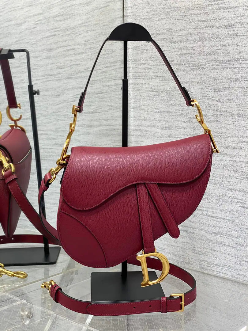 Original factory skin The original dio-top plant skin is full of original wrappings with red-coloured large numbers.➕【With a shoulder belt.】𝗖𝗗 𝗦𝗮𝗱𝗱𝗹𝗲 Classic saddle bag.🈶️The king of the kings., The position is unshakeable.☝️The whole fashion world is still hot this year.🍀This new sale is now being offered with its own strap.！Focus or Dismantling Reconciling Length, - Oh, shit.！Finally.！No more money to match., And save a few more. How can you not go?！And the heat is pushing up to the top again. size. 24×6×18cm ⚠️Shoulder belts are longest. cm, Shortest88.5cm 0446