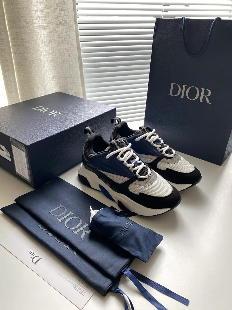 New🆕Section B22 The sneakers are inspired by the retroruns.✅The thick low-band contour is made of gray cow leather and blue and white web-eye fabrics to fit the shoe face., It's a black match., White and blue rubber shoes.. Blue eye-folded shoe tongue and heel support nylon ribbon decorations., Sidesark“Dio～”Logo. It's a sharp contrast to the suit., Add a fashion breath of sports clothes to your appearance. The thick is a lot higher.4cmLeft and right～ Codes: 39-45 Colours: Figure9Colour（High Version）