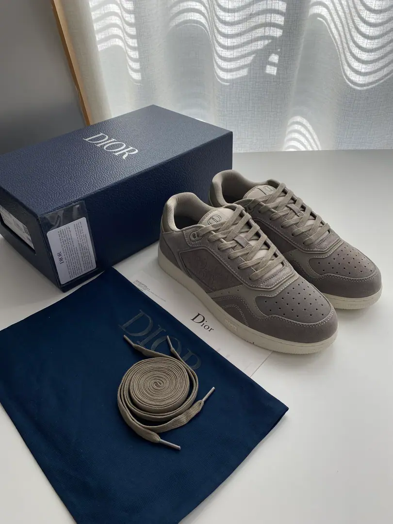 , Dio.Dio*#DHome new money.🆕B27 Low gang sneakers.✔️ It's carefully crafted using materials like Navy blue-feather., & Same-style Di～r Gravity Press effect fuzzy-glossing up-styling. The material on the fuzzy side. Oblique Pumping pattern, It's beautiful., Chan Di～r The most wonderful process of the workshop.. CD Icon The shoes are so beautiful and so delicate., The soles of the creamed rubber shoes., The tongues and the heels of the shoes are all red-coated with classic details., More sophisticated.. Low-end design, It's a lot of fashion., Various Di～r Icons The series is a good match.. Codes: 39-45 Colours: Clumsy., Blue.