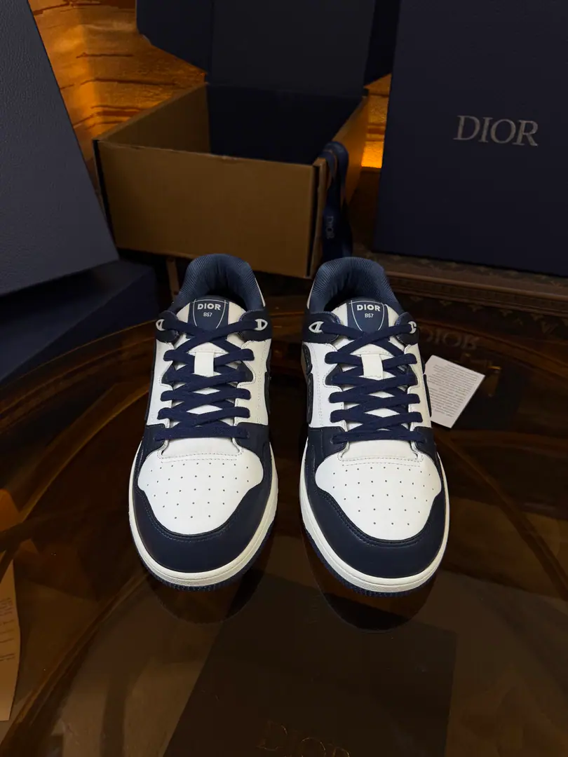 Top version full package DiorDio.B57A series of recreational sneakers.CDSkis. Original procurement development Make the goods. This one. B57 The Chinese sports shoe is a new series of men's spring suits., Reconstructing basketball shoes., Become Dior A classic one.. It's carefully crafted using grey and white smooth cow leather., Sides are in rice and black. Oblique Mark sign. Shoe tongue., Shoes under and behind the backs, so as to improve the tone with a variety of features., And the perforated details., The artery and rubber plate are more of a charm for the motion of its sports style.. With a pair of rubber shoes., It's a mix of costumes., Make a fine shape.. Send a cabinet for fine packaging🛍📦 ▪️Fabulous.: Original custom-made cow skin+ ObliqueOld bouquet. ▪️Uchi.: The original is custom-made in the air. ▪️Otsumi!: Original OpenTPUGroup Bottom ▪️Bottom: 3CM ▪️Size: Codes39-45