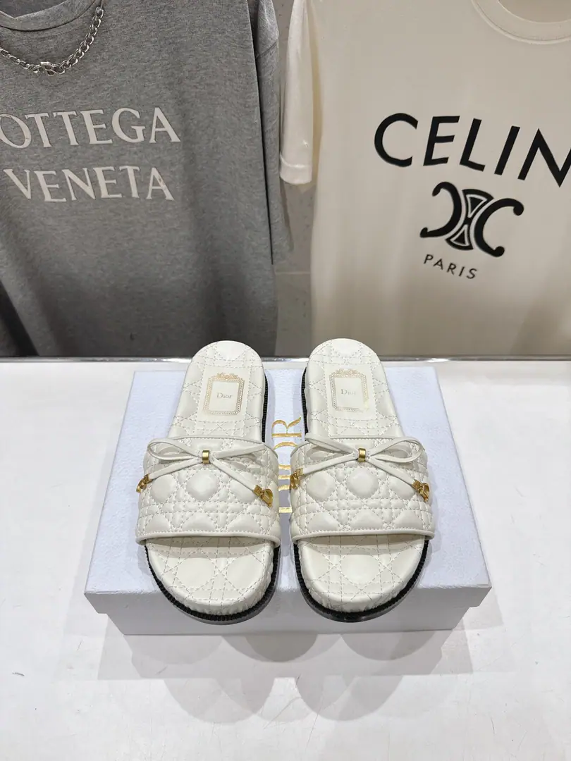 🏧𝑫𝑰𝑶𝑹*The new Dior-Dou sandal slippers. Classic A pair of feet., Use extra light., Comfortable special fabric making, A fine embroidered shoe., It's a mix of different shapes., Show me the way to the Mortenian.. Comfortable 100%.！Nice foot., It's a hundred.💃🏽 Original import of embroidered shoe face Import sheep's skin inside. OriginalTPUSlipboard Base YBCopy Full package Size35-32 (40.41.42Do it.)