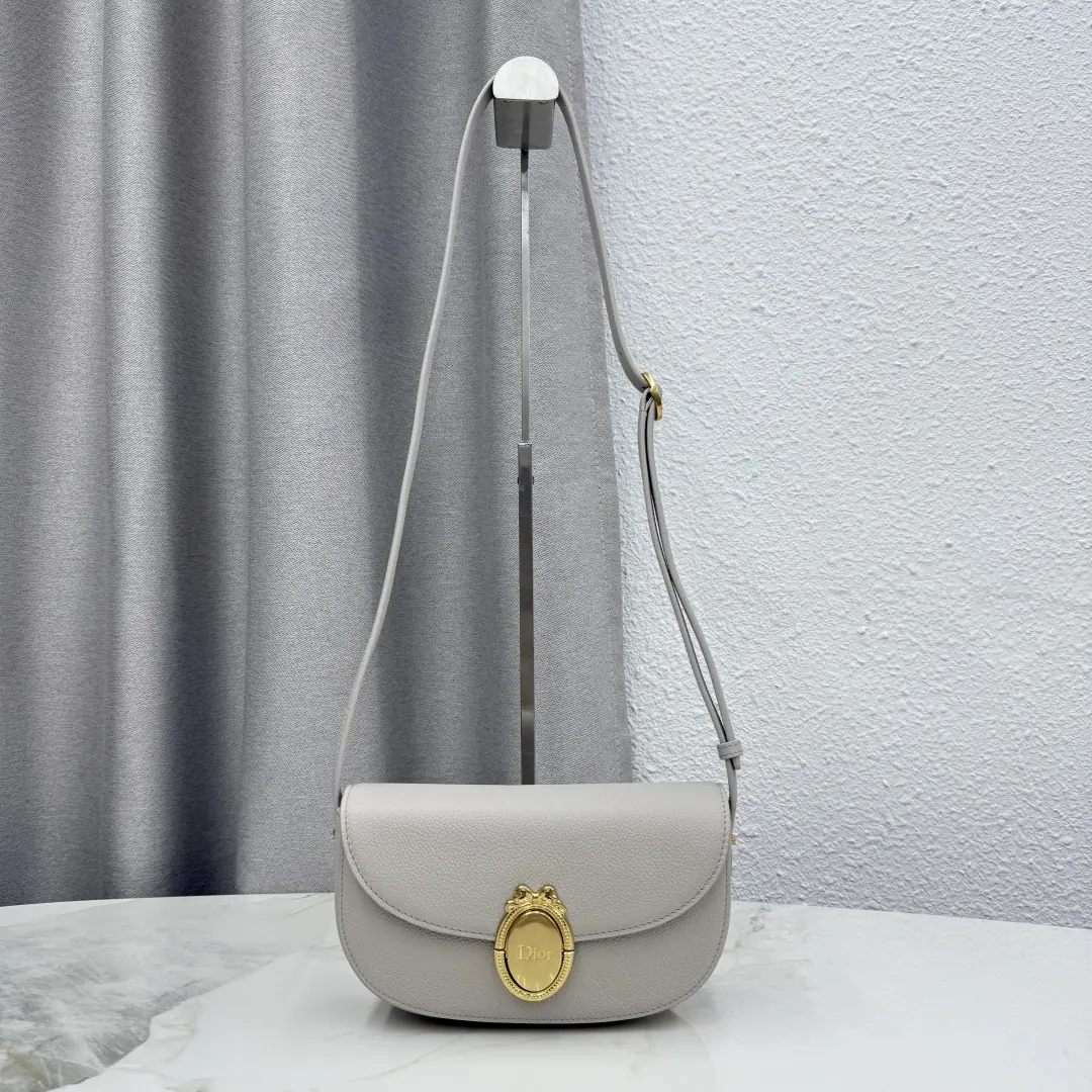 Dior Médaillon Roll over the cap bag.-Rock gray. This one.Dior Médaillon The cap bag is a classic piece of routine., by the dotted Dior Médaillon Pull the rings up the tone., Echo Dior Sharon's 18th century Los Coco-style aesthetics.. Small sizes, A pair of leather-resilient straps., Shoulder or slash. Subject: Cow leather. Refried.: Cow leather. The caps are open and match. Dior Médaillon - Pull! A stylish leather shoulder with a texture button. Internal zippers. Back pocket. It contains dustproof bags. Italian manufacture The cargo.: M3921 Dimensions: 21 x 12 x 5.5 centimetres（Long x High x Kuan） Acceptable 1 A cell phone., 1 A clip., Sunglasses and lipstick. The size and weight detail may vary depending on the material of the product. 0002