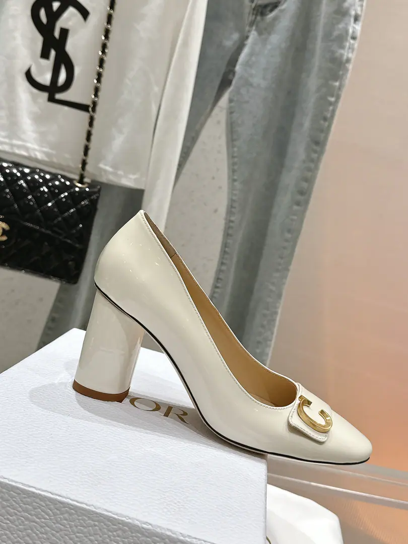 🏧𝐃𝐈𝐎𝐑The new high-end series of Mary Jane's shoes. The star is the same.CDLetterlogoThe hardware button. Top Quality！ Material: Importing cow paints Rigs.: In the pyramid. Shoes under the sole.: Italy is a big-ass country. Original Open-Fixed Metal Bumper He's tall.4CM/8CM size:35-40 [40.41Custom]