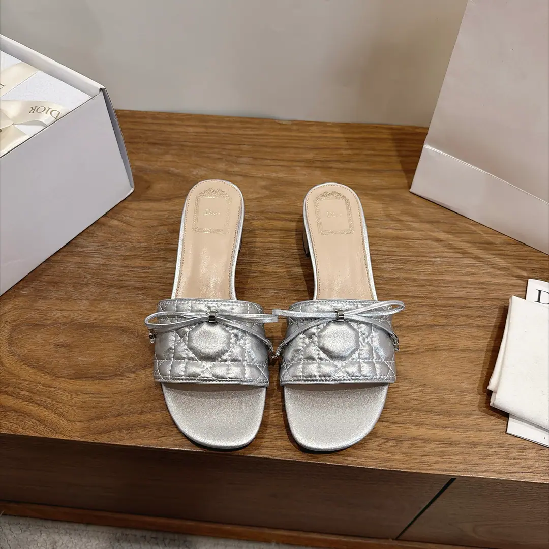 Aircraft box Plant prices:Bold Dio. Dior 2026The early spring new money. CannageThe vine-twilighted electric embroidery and the word-trapped butterfly swags. CDLetterlogoThe hardware is rounded up and the sandals are empty. Market Top Version Material:I'm a mixed-skinned goat.+In the skin of the sheep.+Italy is a big-ass country. He's tall.:4.5CM size: 34-43(34.40.41.42.43You're gonna have to do it or not.）