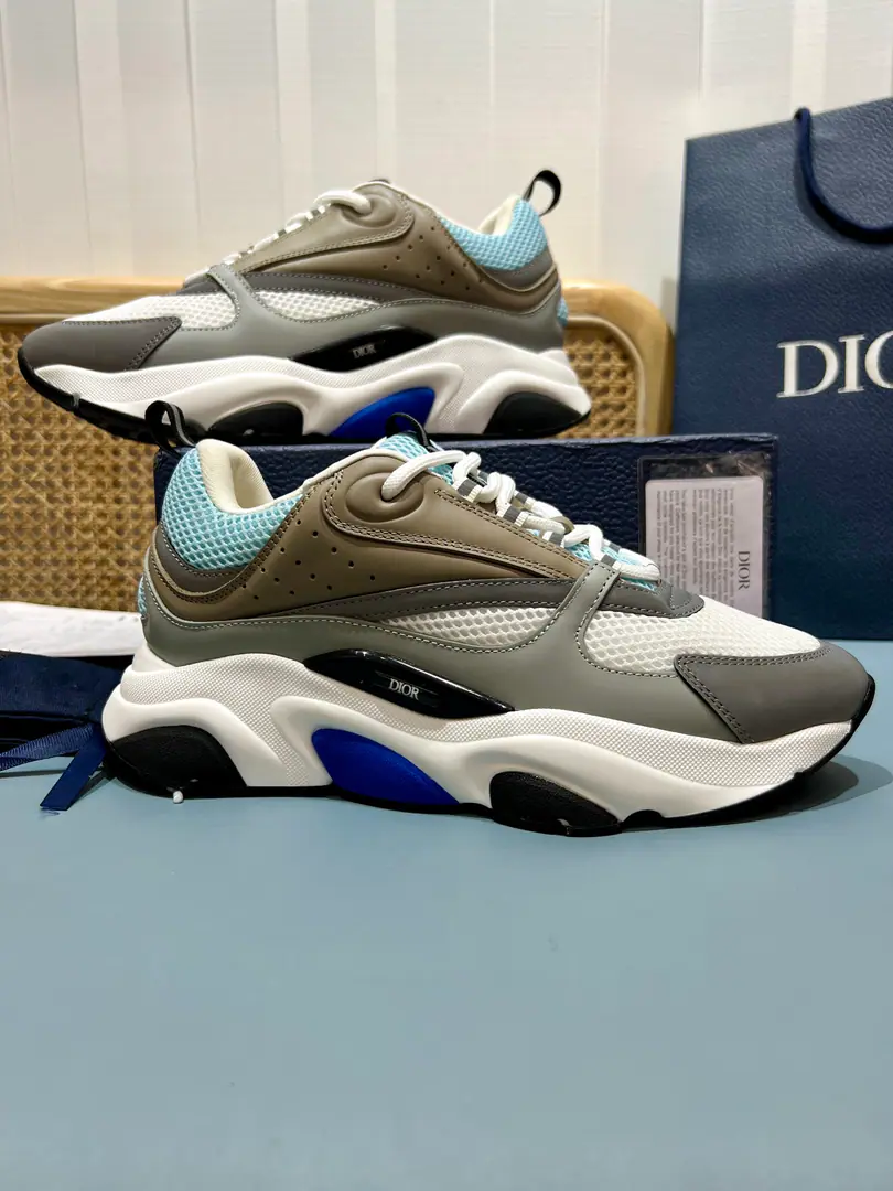 Top Men👨🏻Plant price, Dio*Dio.B22Series of sneakers. The inspirational low-banded contour from the retrorun run shoe is the use of gray cow leather and blue and white web-eye fabrics to bind the shoe face., It's a black match., White and blue rubber shoes.. Blue eye-folded shoe tongue and heel support nylon ribbon decorations., Sidesark“Dio～”Logo. It's a sharp contrast to the suit., Add a fashion breath of sports clothes to your appearance. The thick is a lot higher.4cmLeft and right～ Codes: 39-47（46.47I'll make sure I don't change it.）