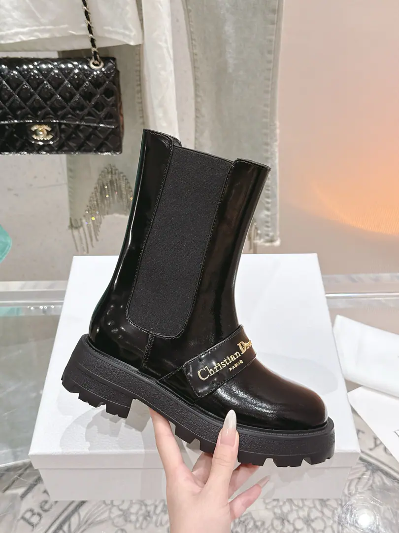 🏧𝐃𝐢𝐨𝐫Top Version The new one is coming out of the fall and the boots are loose. The original decomposition development is perfect. New leather buttons with boots to text details. The heart of the craftsman is mixed with color. Show the tide front. Nice and handsome. Momentum style. Fabulous.:Original custom-made cow skin Uchi.:Imported cattle skin Otsumi!:Original model rubber bottom Size:35-41 [40.41Custom]