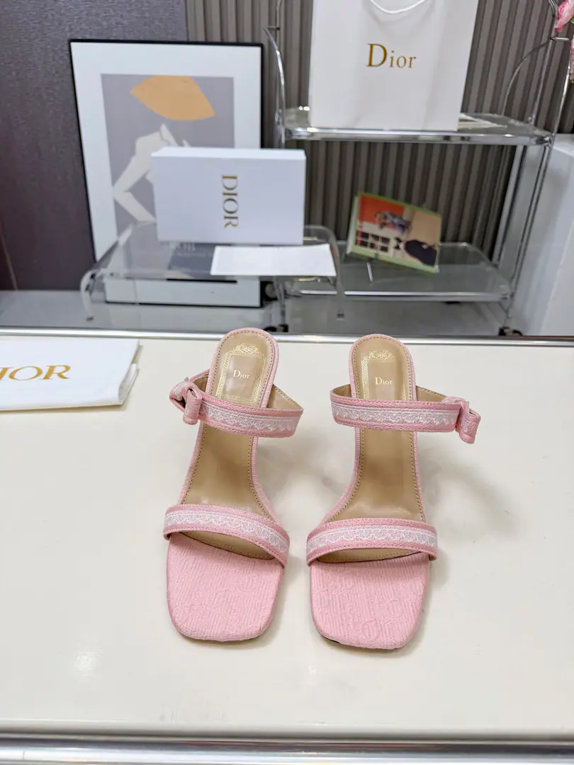 Gum./Python. 🏧𝐃𝐈𝐎𝐑Dio. - A embroidered heels. Latest LetterlogoWeaving embroidery stubble sandals. Original purchase. Specialized materials. The original one-to-one.！ Original custom-made embroidery shoe face Top sheep's skins are in the ground. He's tall.9.5cm Size: 34-43 [40.41.42Custom]