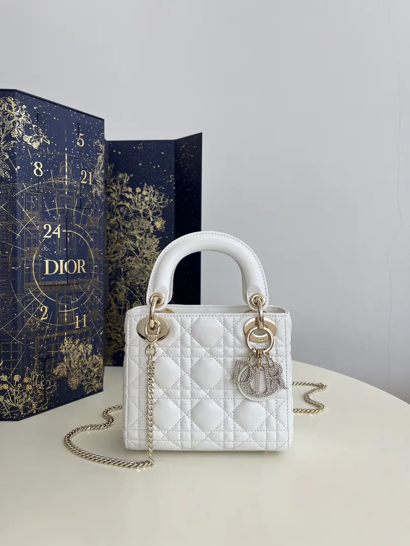 White spot.‼️ Lady Daphne's three-legged drill button., It's really beautiful., A brand-new crystal letter drill., A full lavish sense of luxury., Who can refuse?bling blingThe daffy bag., A purely manual crystal-engine button., Very good., It's a classic diamond., It's a great hand-sweet sheep., ♪ Fascinating graceful and enchanting, It's a woman's taste to be a little stomping., Classic fashion style., Don't miss it. size: 17*7*15cm
