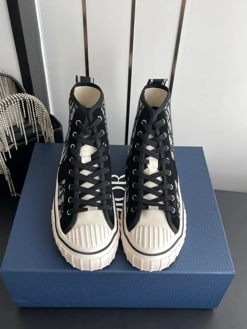 🏧𝐃𝐈𝐎𝐑The new Dior is a swab of old flower and a pair of saloon shoes. The high-end canvass with the loosely tuned ancient culture., The classic shell-shelled shoe head is a stylish gang., Collapse synthesizing design clearly., The classic old flower element is inflamed into the lightly lavish style., The straps are all designed to be sexual.. Shoe.: The canvas./Embroidery Uchi.: Bullskins. Otsumi!: Original version to open Codes: 35-45（Women40.41/Men45Do it.）