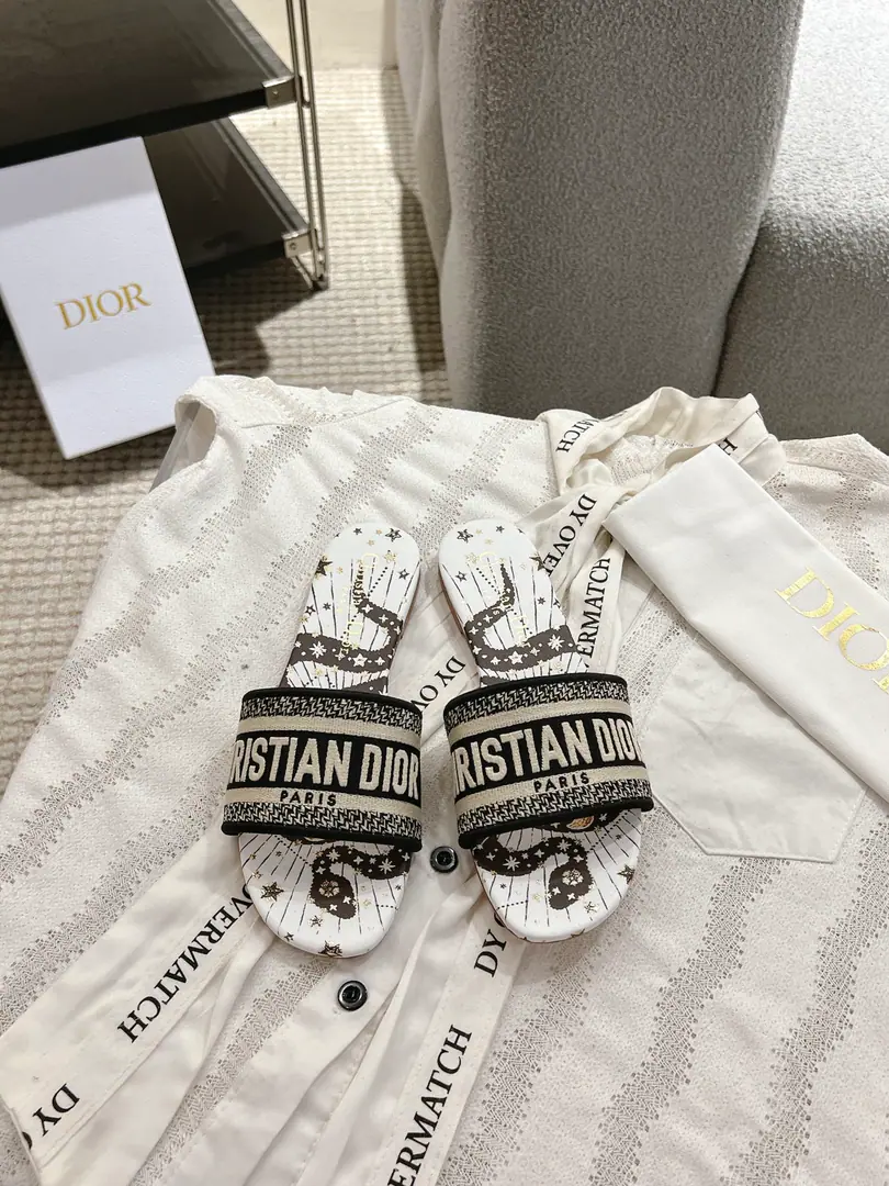 Floor D*or2026♪ Spring and summer ♪ CD•Ms. Dio has a long-term embroidered slipper. Christian Dior has always been a gorgeous and elegant noun., In fashion, the top of the world.👍 Especially worth mentioning.: A salivation.✨Pattern, Re-presentChrstian DiorOne of the precious symbols.✅ Original version*Full package More than 100 colors. ◽️Shoe.: Top-of-the-line embroidery cotton cloth. ◽️Uchi.: Import of sheep skin ◽️Otsumi!: The original is really leather. ◽️Codes: 35-41 (41Do it.) ⚠️⚠️⚠️Because of the color., Individual colours to be ordered, No, no, no, no, no.