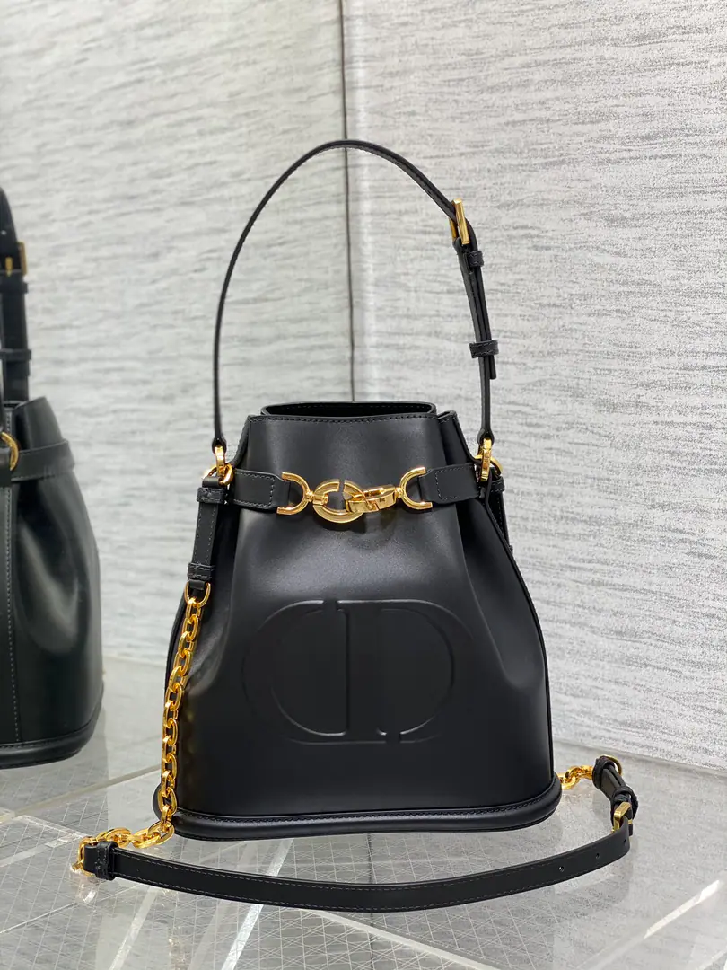 Big-time spot.‼️ The newest brick cabinet.C'est Series, Elegance and classic., A unique bucket bag., LetterLock Open, Use the spin button letter D, I can collect all kinds of daily supplies., A top handle and a modifiable belt., Detachable straps, It's both fashion and fashion. size: 24*10*24.5cm 9278 0020