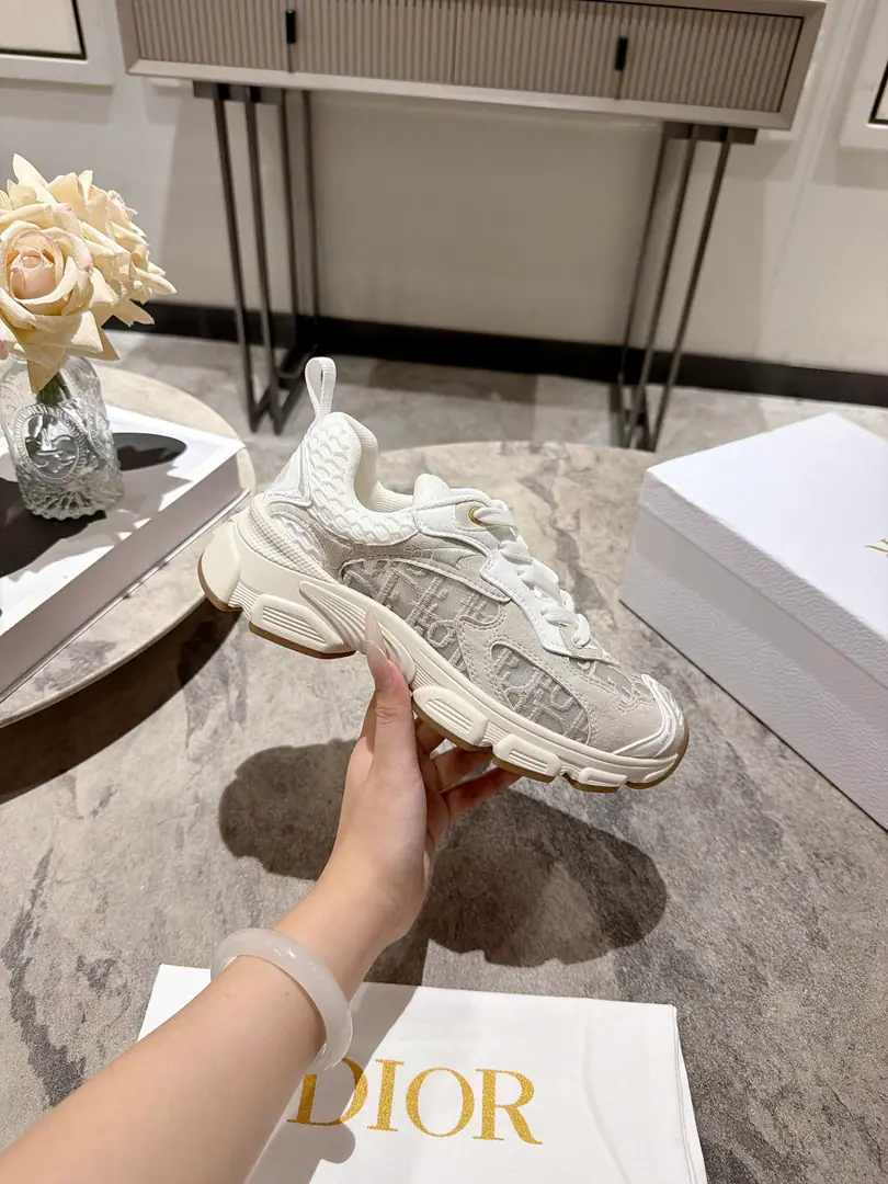 The latest blast. Star money.2026The main thruster. The new Dio. Dior Chrono New leisure sneakers, old dad's shoes. It's really cool., The future is so strong.!Really good.！Once again, the idea of Diocuncupation was played out., Lucky star is good luck for you., It's brand new.EVAThe soles are so light and soft.!The original is perfect.！Full-to-Purpose Material Modular！！35-39(40.41.42Do it.)