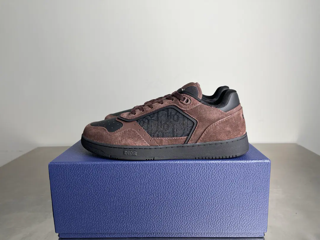 【Top Version】Dior Couple money.B27Leisureboard shoes., This one. B27 Continue DiorThe classic style of the. It's carefully crafted with black smooth cow leather., Sides are in rice and black. Oblique Pamphlet. “CD Icon”The shoes are so beautiful and so delicate., DoubleTPUShoes under the sole., The back end of the shoe and the heel have branded details., Raise the tone. The ankles. Oblique Stamp belt, Alignable Altitude, It's a good thing to be in line with the whole design.. It's a lot of fashion., Yes.3♪ All the styles of the colour ♪. The fine design of the original motion and motten spirit., It's in the low and high.. This new shoe will be a gift for the Dior., A modern, elegant style.💃 Size: Women35-40（40Custom without re-offer）Men38-45（38, 45Custom without re-offer） Embrace and graffiti+20