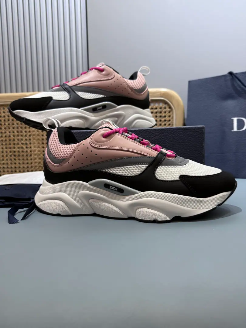 Top Men👨🏻Plant price, Dio*Dio.B22Series of sneakers. The inspirational low-banded contour from the retrorun run shoe is the use of gray cow leather and blue and white web-eye fabrics to bind the shoe face., It's a black match., White and blue rubber shoes.. Blue eye-folded shoe tongue and heel support nylon ribbon decorations., Sidesark“Dio～”Logo. It's a sharp contrast to the suit., Add a fashion breath of sports clothes to your appearance. The thick is a lot higher.4cmLeft and right～ Codes: 39-47（46.47I'll make sure I don't change it.）