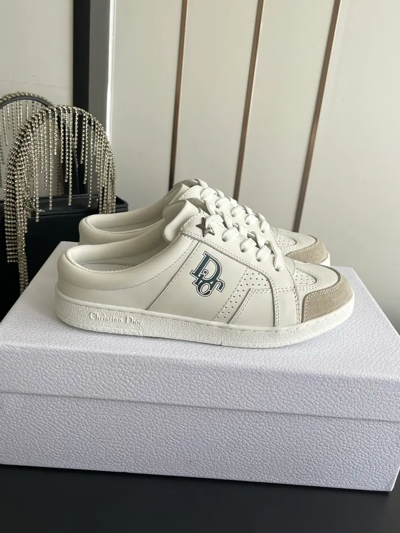 🏧𝐃𝐈𝐎𝐑The Dior series is half-drawn. White shoes. This one.cdThe sneakers are the new classic. Comfortable and elegant. It's made with white cow leather. In gold.CDMark With the soles of the thin shoes. ♪ Makes it feel like you're wearing ♪ It's a mix of seasons and leisure. Make a fine shape.. The shoe face is based on original calf skin. I'll put my foot on the skin inside. The original model of the rubber floor. Codes: 35-41（40 41Do it.）
